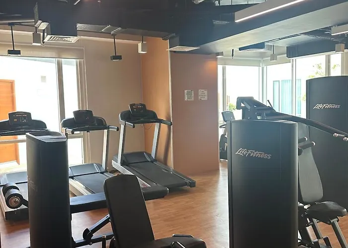 Modern One Bedroom With Balcony Near It Park Apartment *