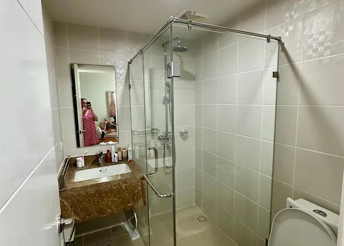 Modern One Bedroom With Balcony Near It Park